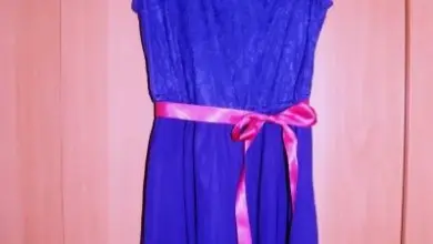 Modrá šaty s fuchsiovou stužkou na pasu.
