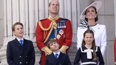 Princ William s rodinou na balkóně během slavnostního příležitosti.