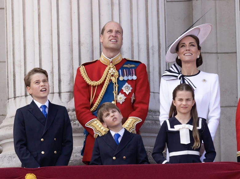 Princ William s rodinou na balkóně během slavnostního příležitosti.