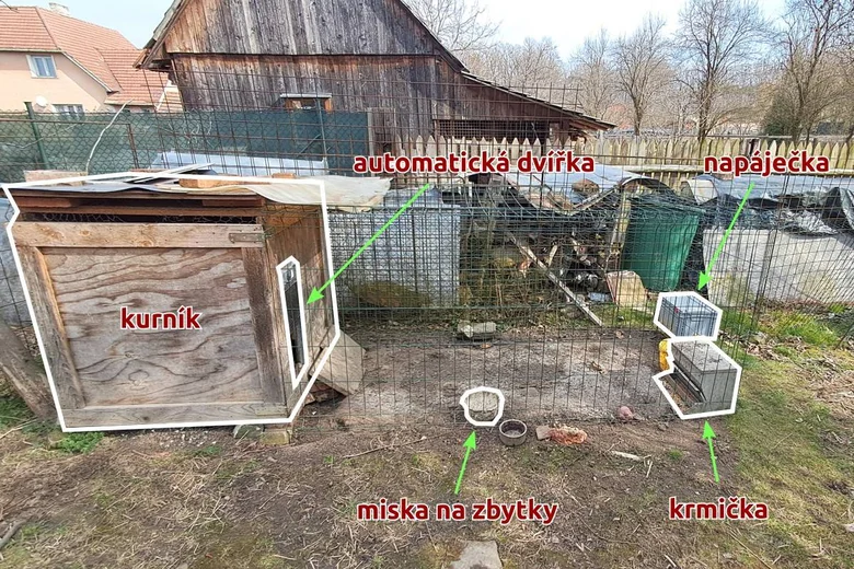 Kurník s automatickými dvířky, krmicítky a napáječkou pro kuřata.