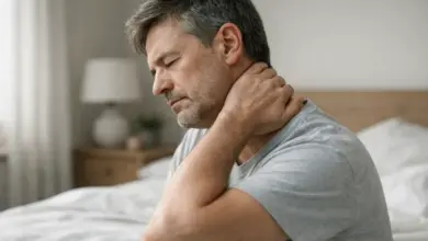 Muž drží krk v bolesti kvůli problémům s páteří.