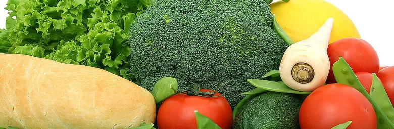 Čerstvá zelenina jako brokolice, rajčata a chléb pro jaterní dietu.