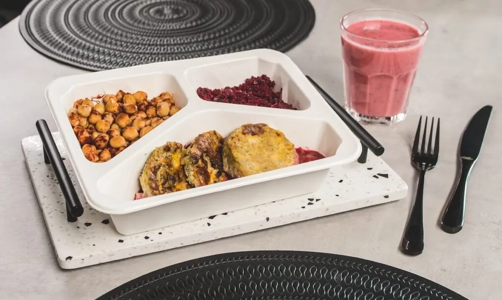 Balená krabičková dieta s fazolími a masovými plackami.