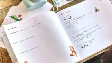 Otevírání knihy s českými jmény pro chlapečka