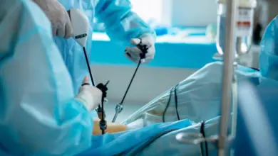 Laparoskopická operace s použitím chirurgických nástrojů na pacientovi.