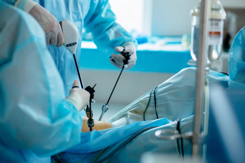 Laparoskopická operace s použitím chirurgických nástrojů na pacientovi.