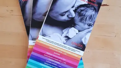 České brožury o krizových situacích při porodu na dřevěném stole
