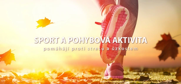 Člověk běží venku v podzimním počasí s listy na zemi.
