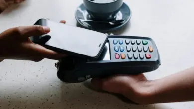 NFC platba telefonem na terminálu v kavárně