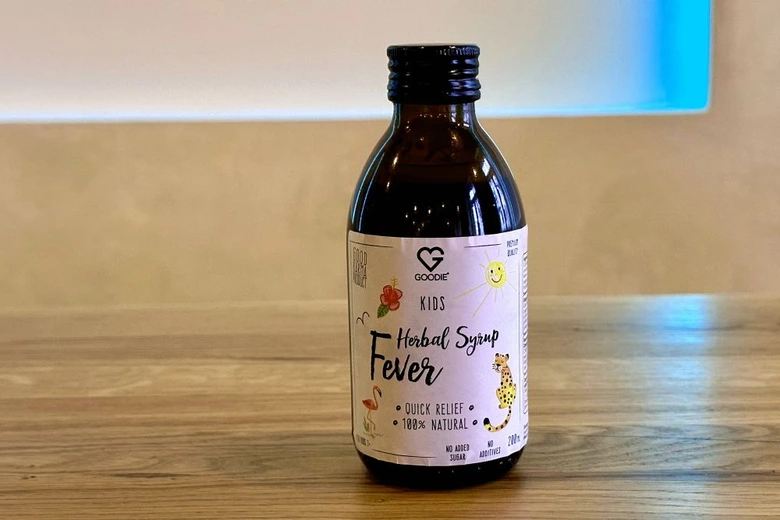 Fialová lahvička s bylinným sirupem pro děti na horečku