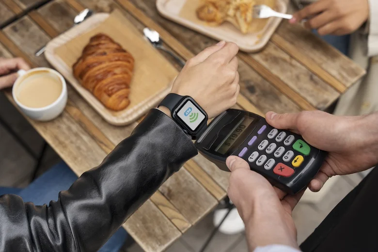 NFC platba chytrým hodinkami v kavárně s jídlem