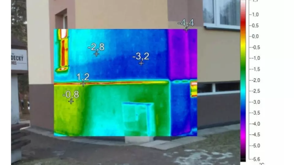 Termografická mapa fasády ukazující teplotní rozdíly pro kontrolu izolace.
