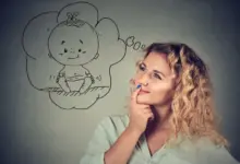 Žena přemýšlí nad kresbou miminka v myšlenkovém bublině.