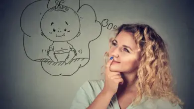 Žena přemýšlí nad kresbou miminka v myšlenkovém bublině.