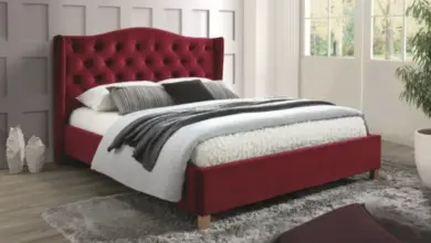 Modern červená postel s čalouněným hlavou v ložnici.