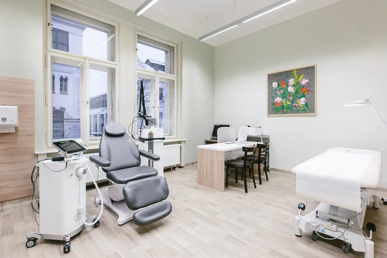 Moderní lékařská ordinace s křeslem pro vyšetření pacienta.