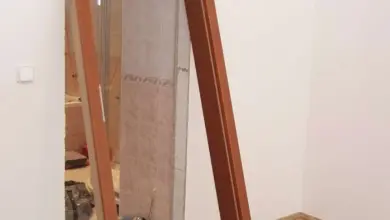 Dřevěný zárubňový rám stojí v interiéru před montáží.