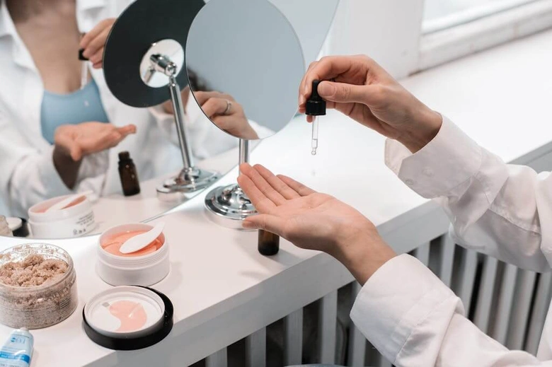 Lidé používají kosmetiku pro péči o kůži v laboratoři.