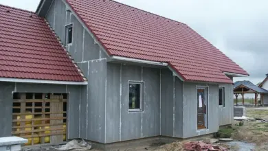Dům s provětrávanou fasádou během stavebních prací.