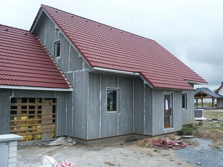 Dům s provětrávanou fasádou během stavebních prací.